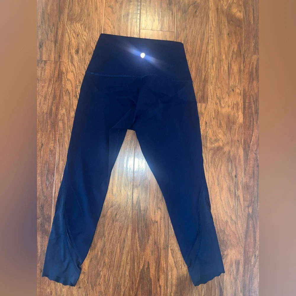 🍋 LIKE NEW Lululemon Wunder Under HR Crop 23" Scallop Luxtreme - True Navy - 8 - Picture 3 of 14